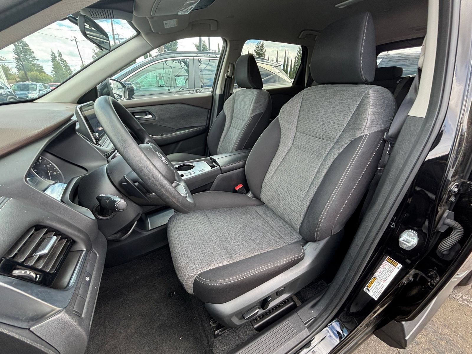 Used 2022 Nissan Rogue SV FWD image 32