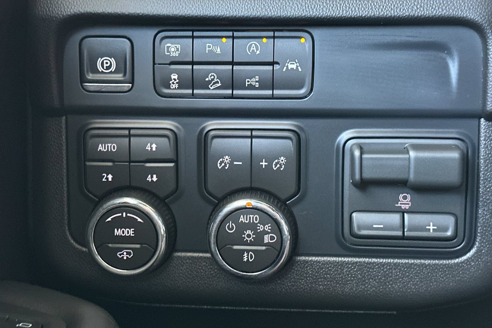 Used 2026 Chevrolet Tahoe High Country AWD/4WD image 38