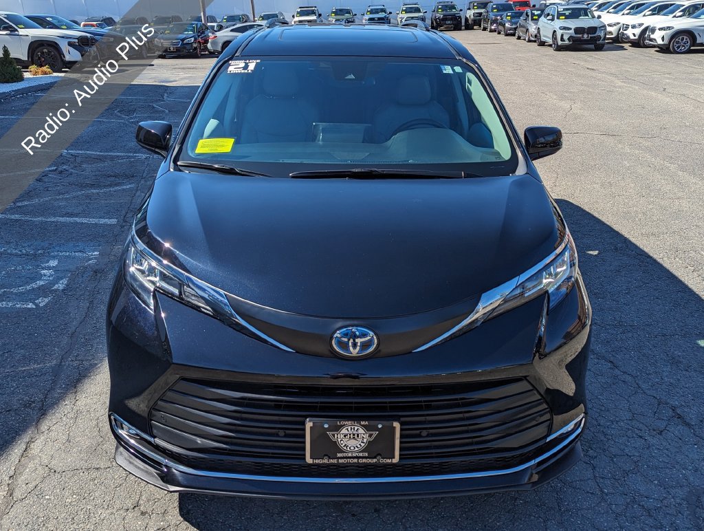 Used 2021 Toyota Sienna XLE AWD/4WD image 3
