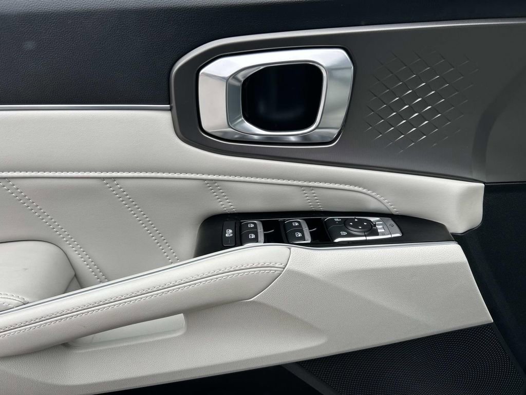 Certified 2025 Kia Sorento SX FWD image 22