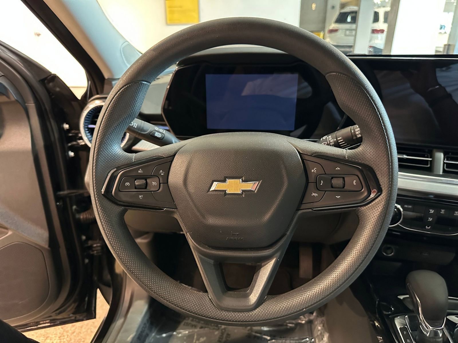 Used 2025 Chevrolet Trax LT FWD image 27