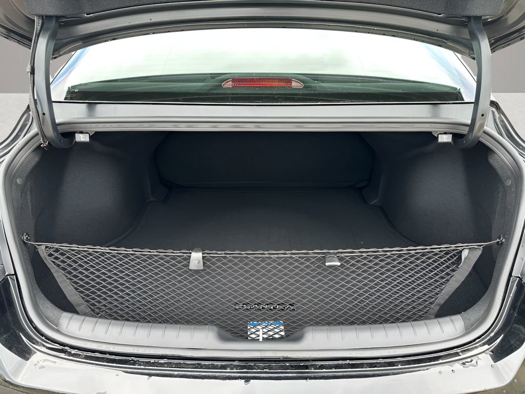 New 2025 Hyundai Elantra SEL image 9