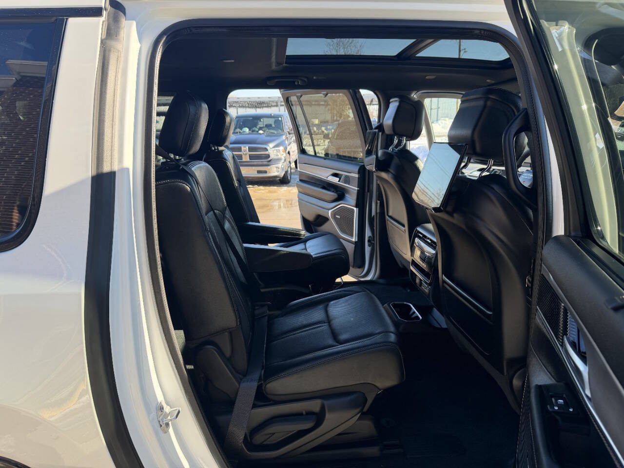 Used 2024 Jeep Wagoneer L Series II w/ Convenience Group I image 34