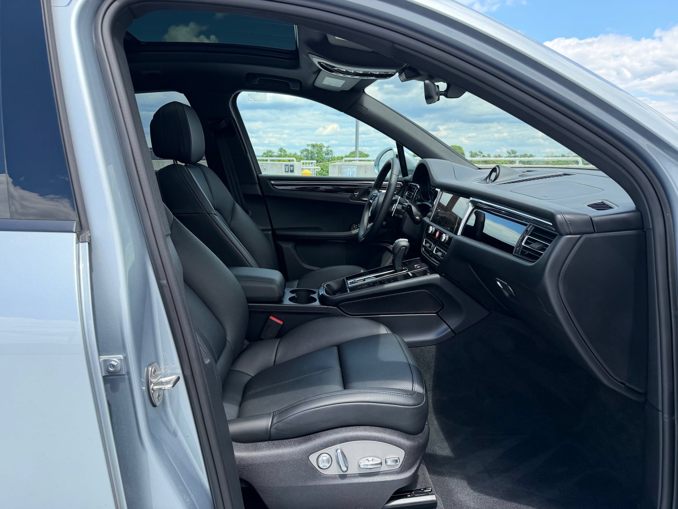 Certified 2026 Porsche Macan AWD/4WD image 15