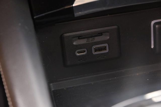 Used 2022 Buick Envision Essence w/ Technology Package I FWD image 21