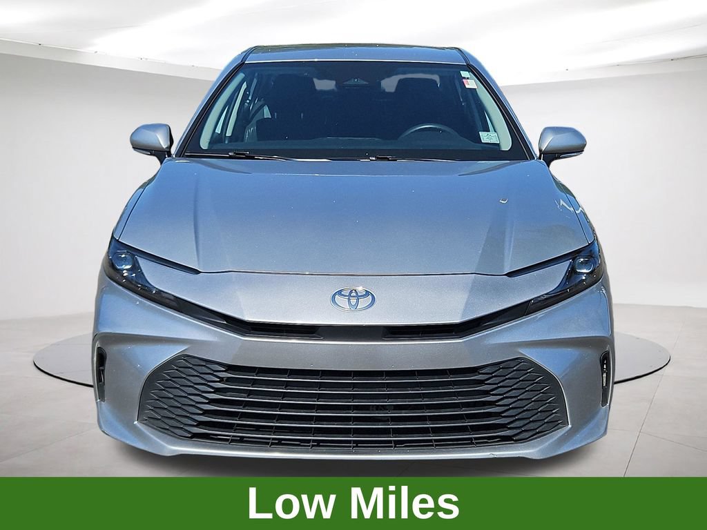 Used 2025 Toyota Camry SE FWD image 2