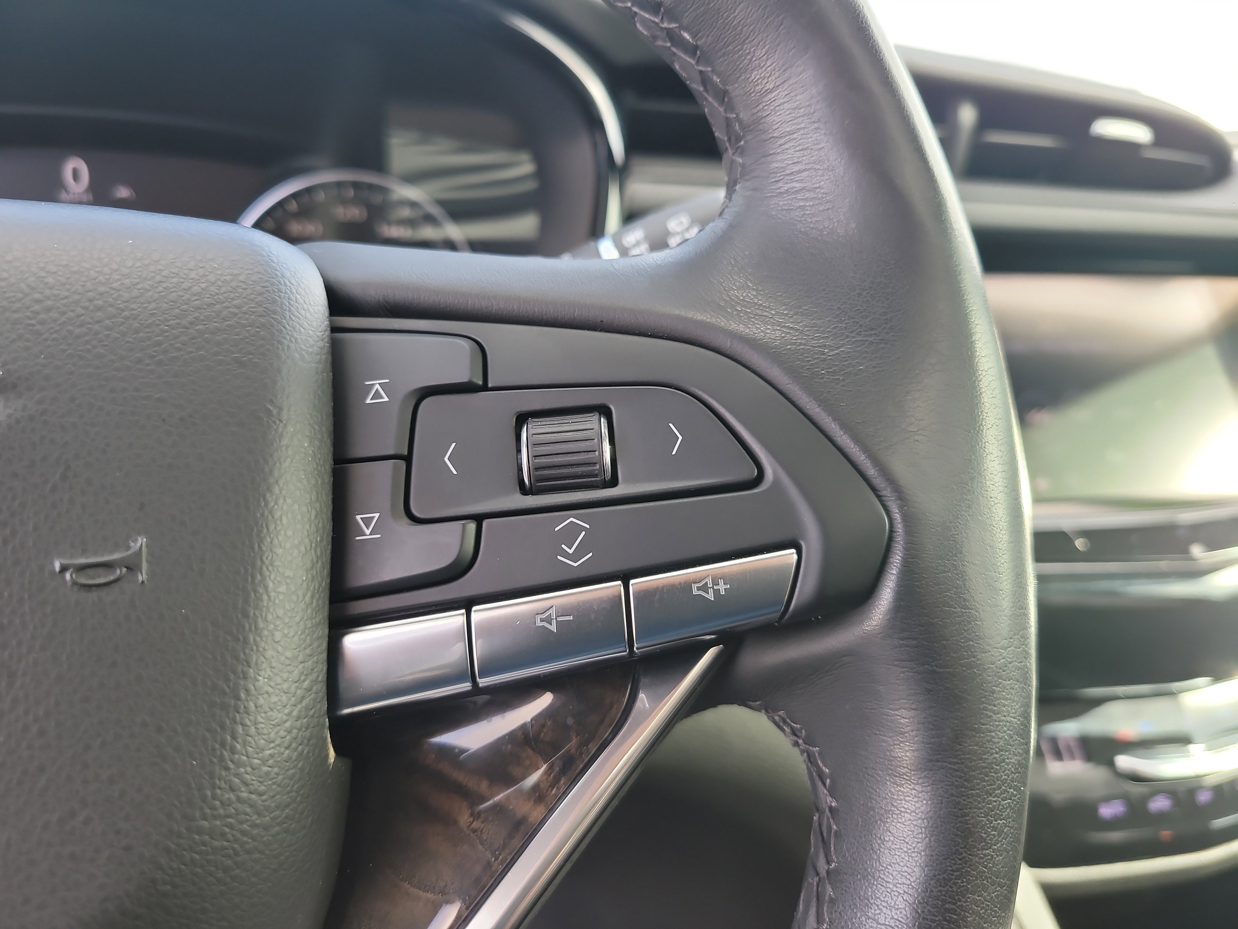 Used 2020 Cadillac XT6 Premium Luxury FWD image 29