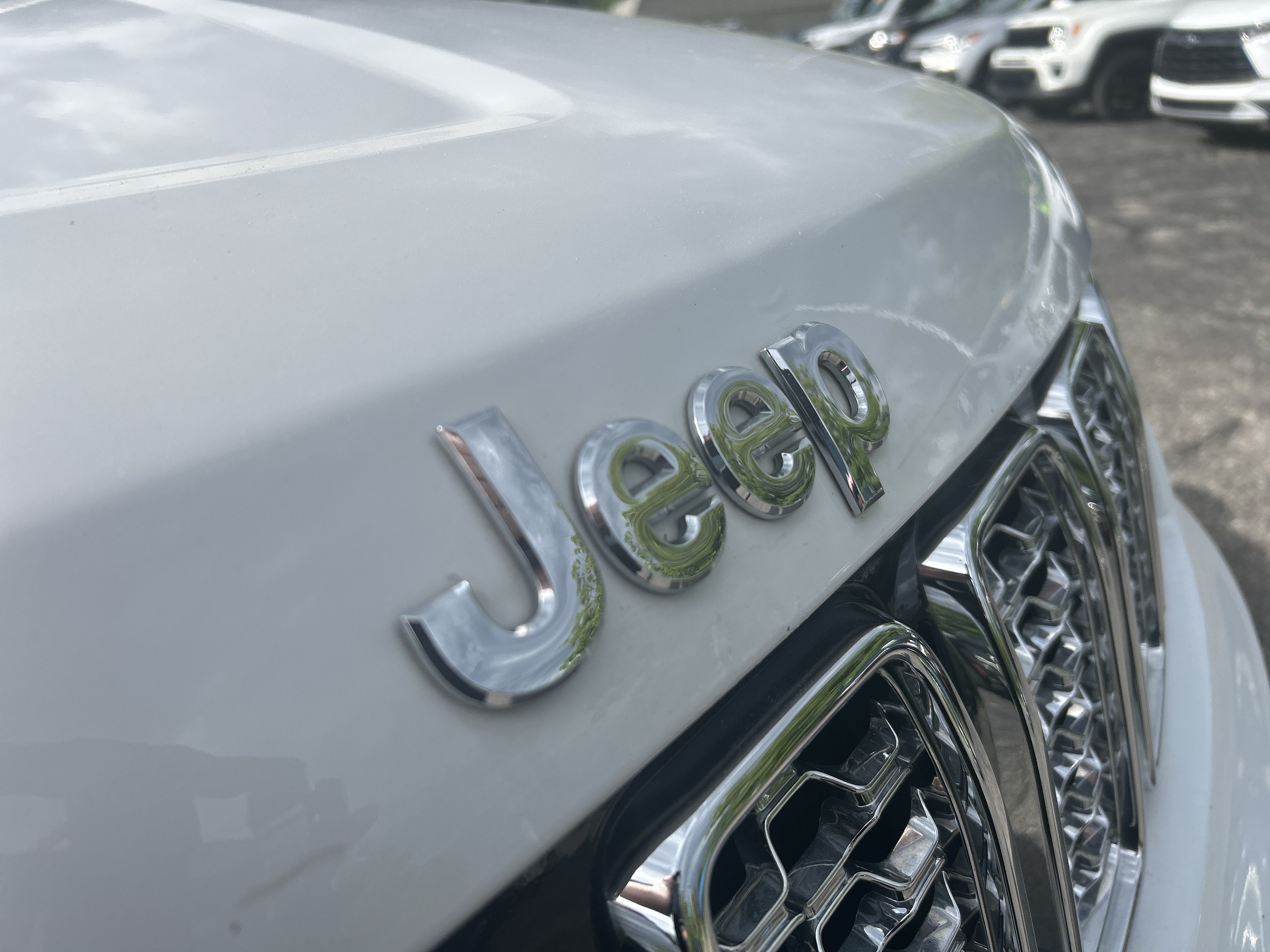 Used 2018 Jeep Grand Cherokee Overland AWD/4WD image 30