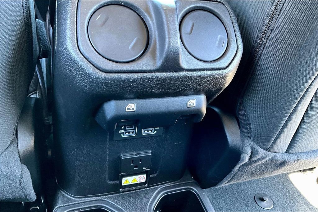 Used 2022 Jeep Wrangler Unlimited Sahara w/ Cold Weather Group AWD/4WD image 10