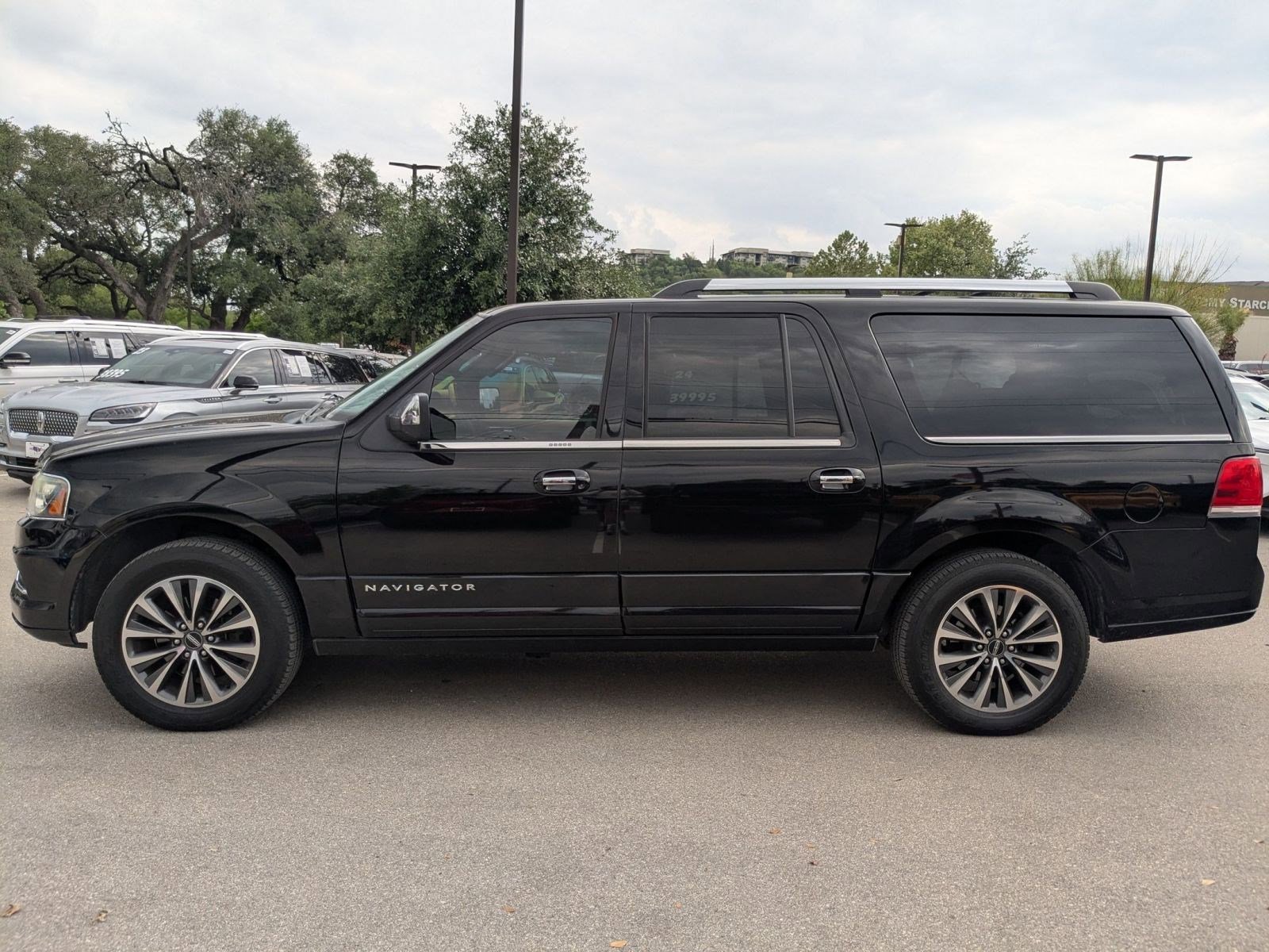 Used 2017 Lincoln Navigator L Select image 6
