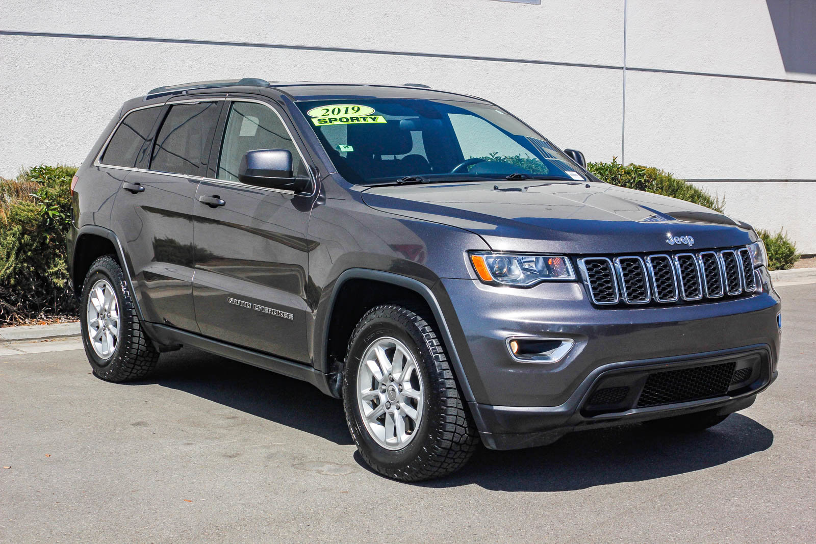 Used 2019 Jeep Grand Cherokee Laredo image 3