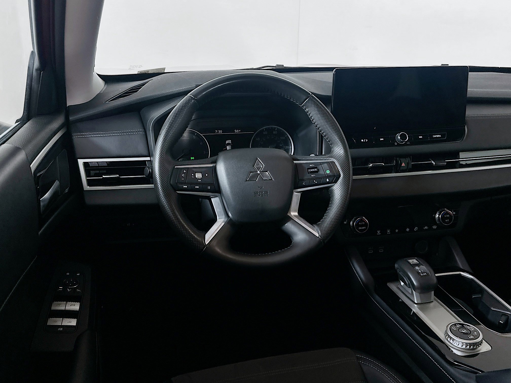 Used 2025 Mitsubishi Outlander SE image 18