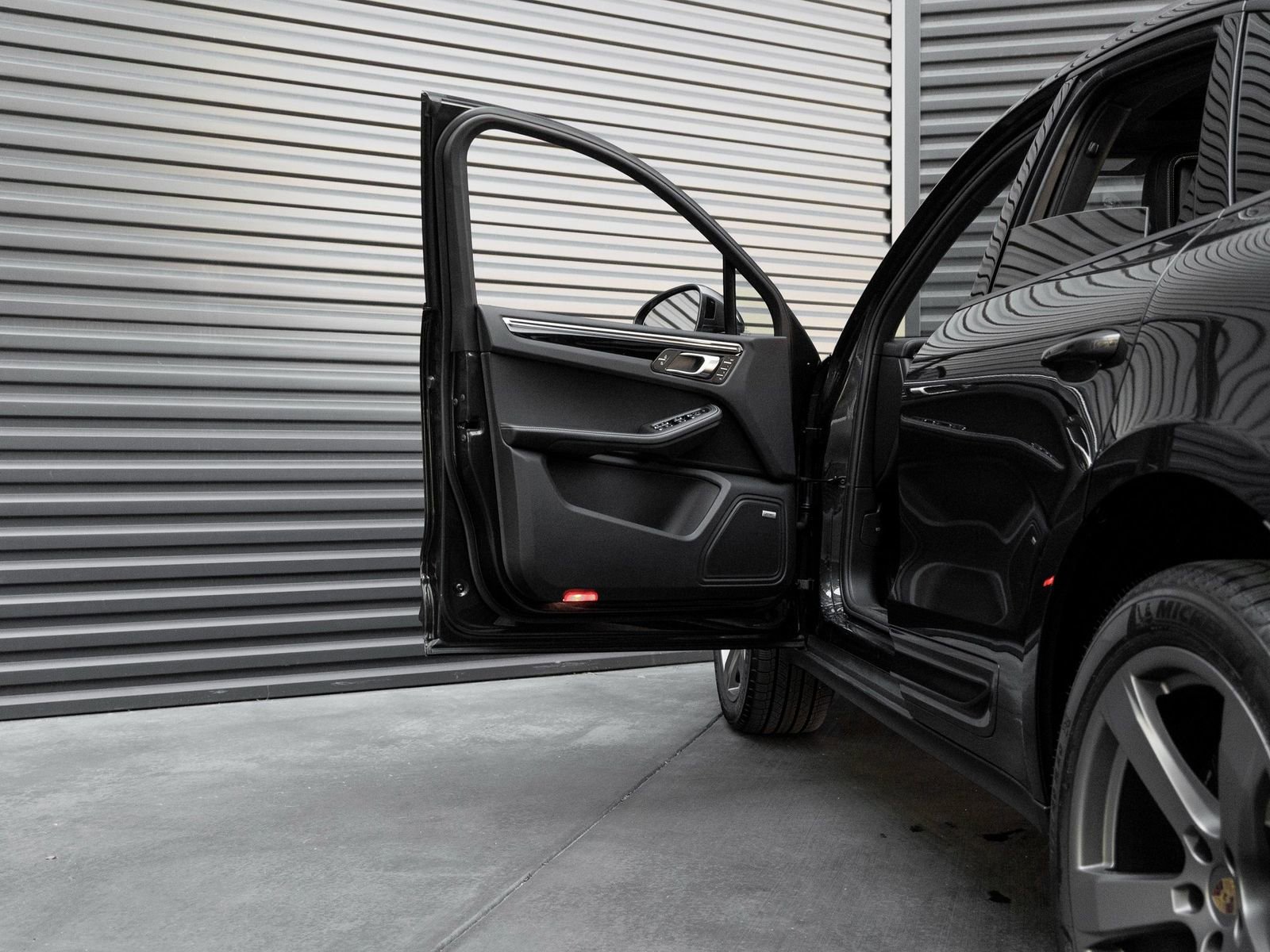 Used 2025 Porsche Macan AWD/4WD image 13