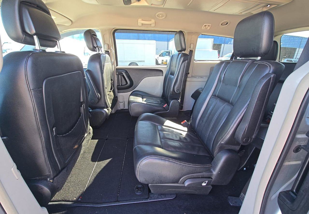 Used 2012 Chrysler Town & Country Touring w/ Entertainment Group #1 FWD image 14