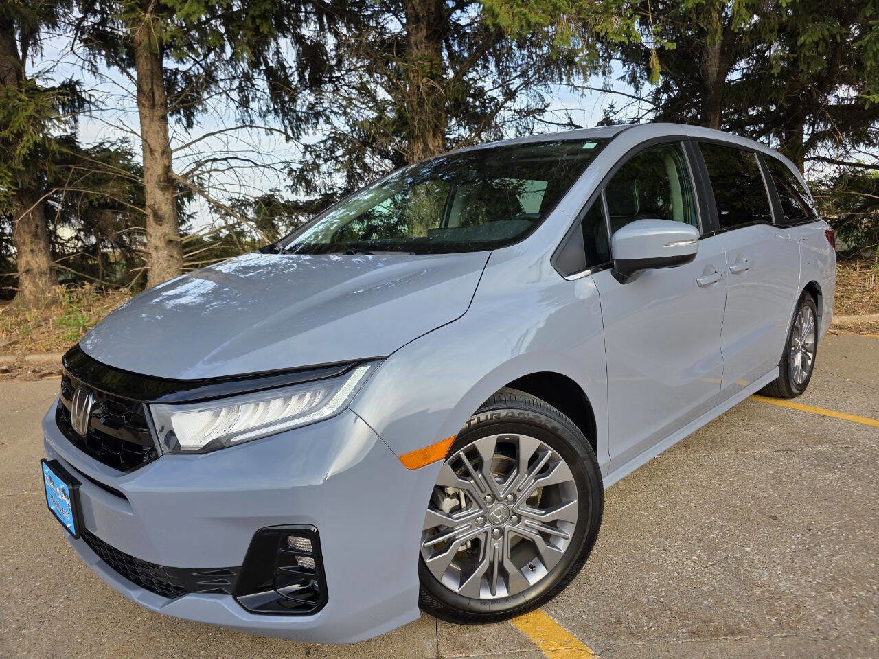 Used 2025 Honda Odyssey Touring image 3