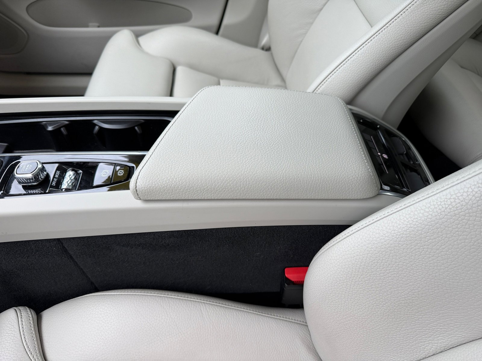 Used 2018 Volvo XC60 T5 Inscription w/ Convenience Package image 14