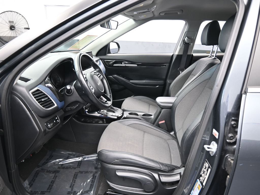 Used 2023 Kia Seltos S w/ Navigation Package image 11