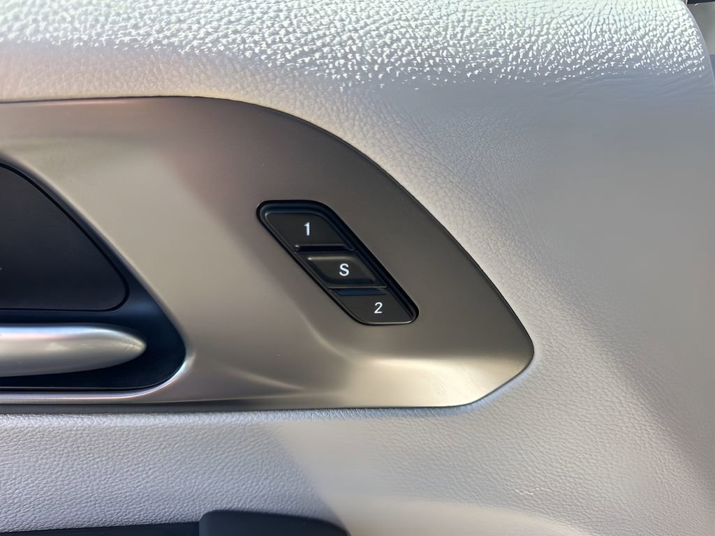 Used 2024 Chrysler Pacifica Touring-L image 11