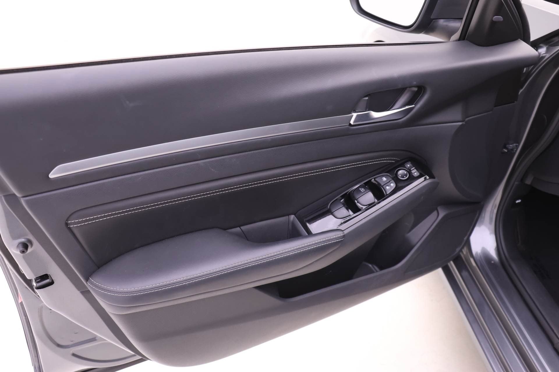 Used 2023 Nissan Altima 2.5 SV w/ SV Premium Package image 8