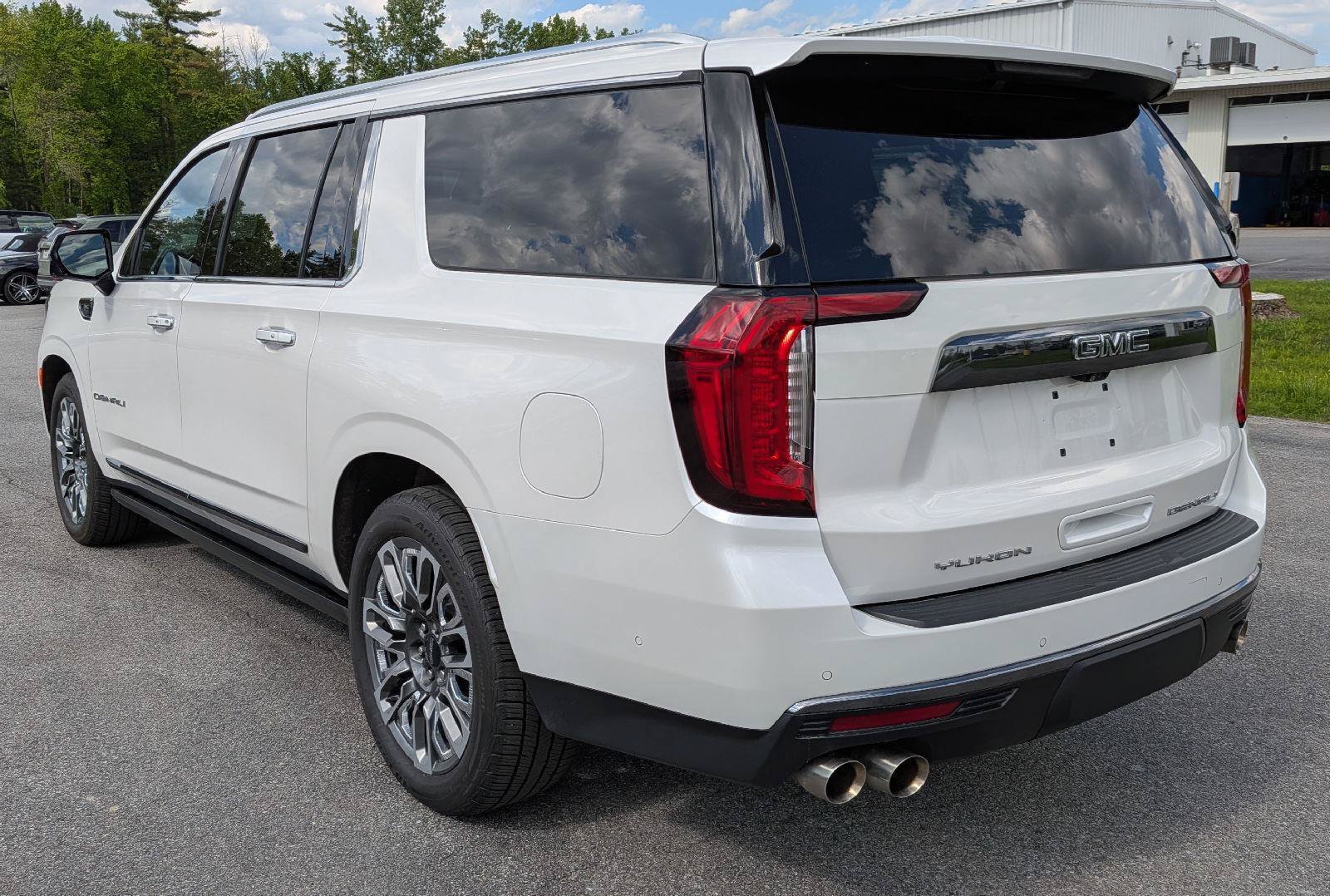 Used 2023 GMC Yukon XL Denali Ultimate AWD/4WD image 9