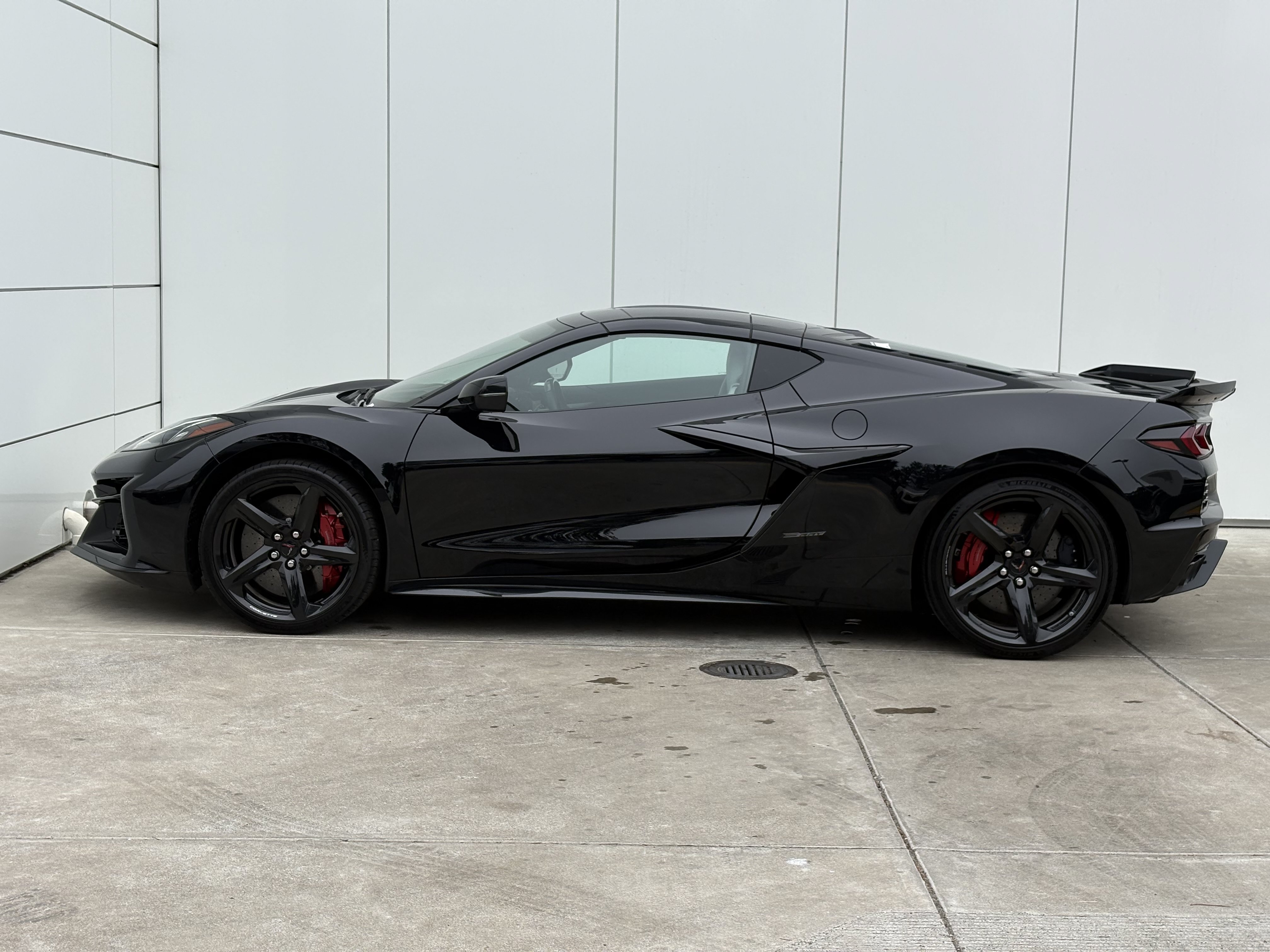 Used 2025 Chevrolet Corvette E-Ray w/ Stealth Interior Trim Package AWD/4WD image 4