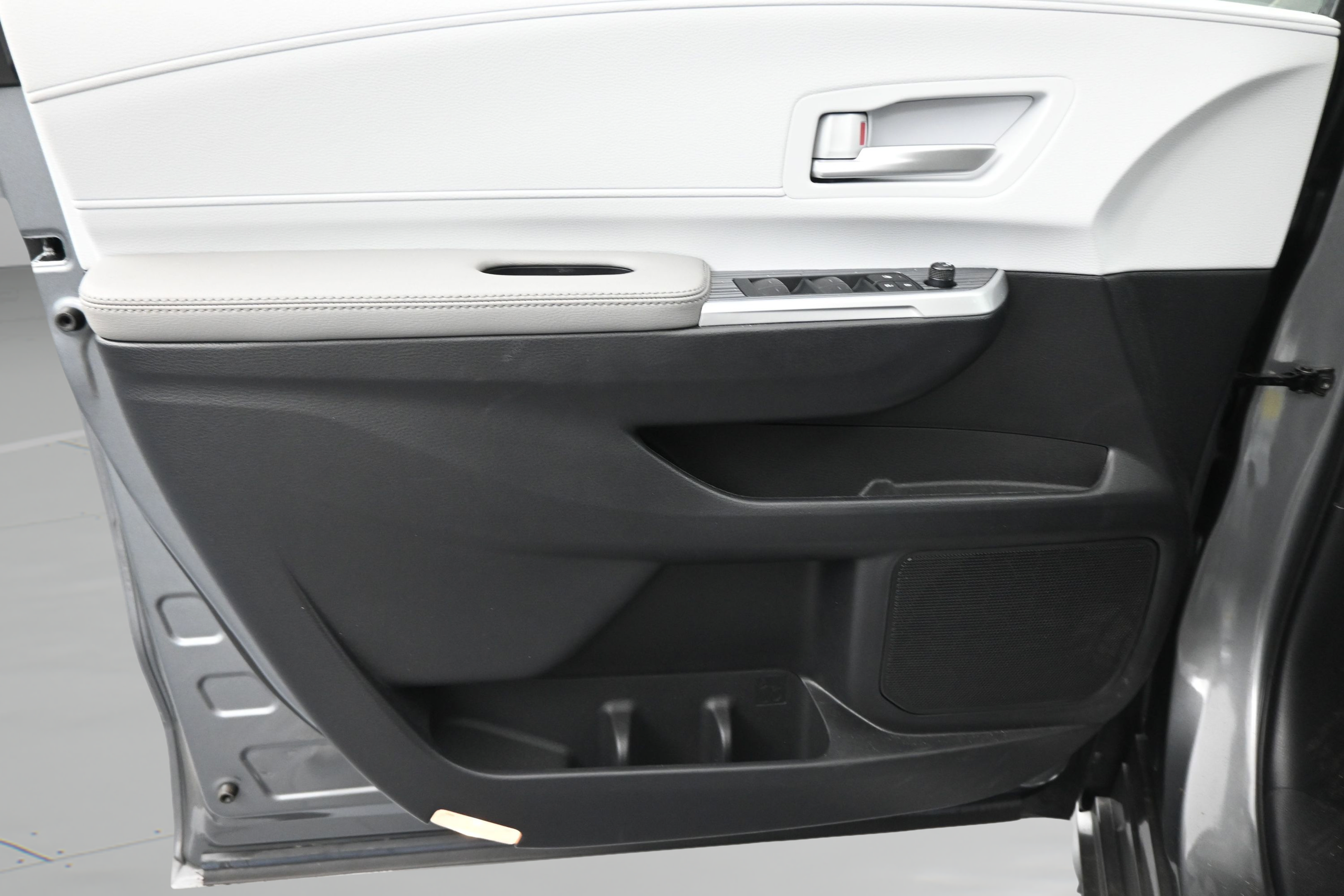Certified 2026 Toyota Sienna XLE FWD image 32