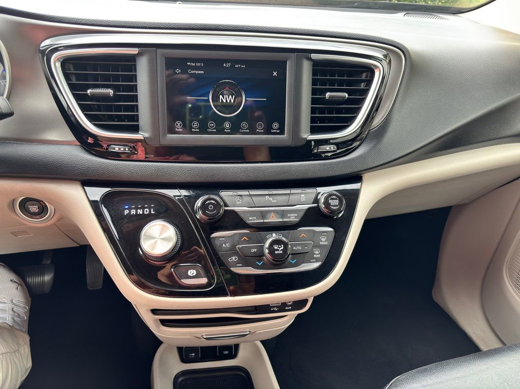 Used 2020 Chrysler Pacifica Touring-L FWD image 25