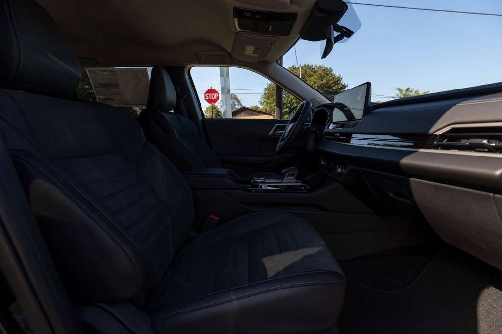 Used 2025 Mitsubishi Outlander SE image 16