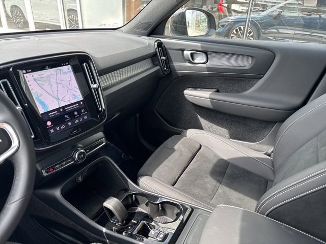 Certified 2025 Volvo XC40 B5 Plus image 26