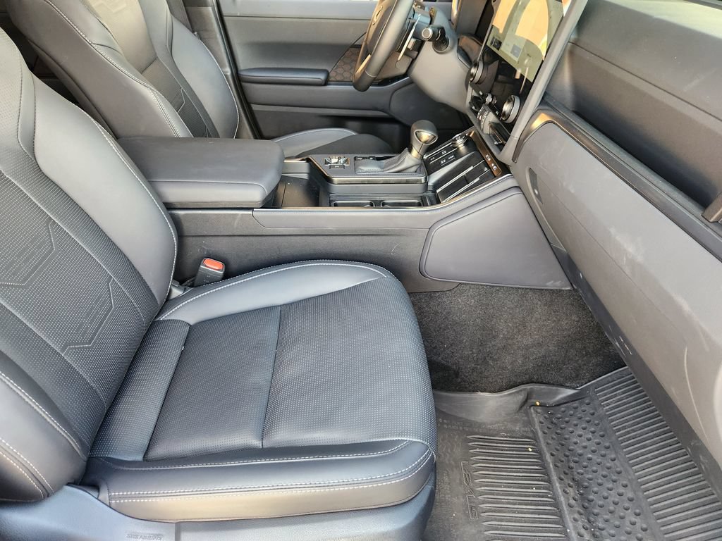 Used 2025 Lexus GX 550 w/ Accessory Package (2T) AWD/4WD image 16