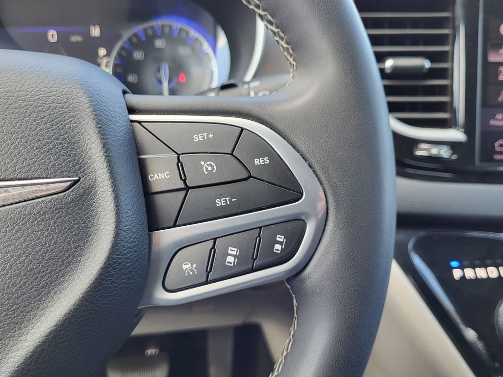 Used 2023 Chrysler Pacifica Touring-L FWD image 18