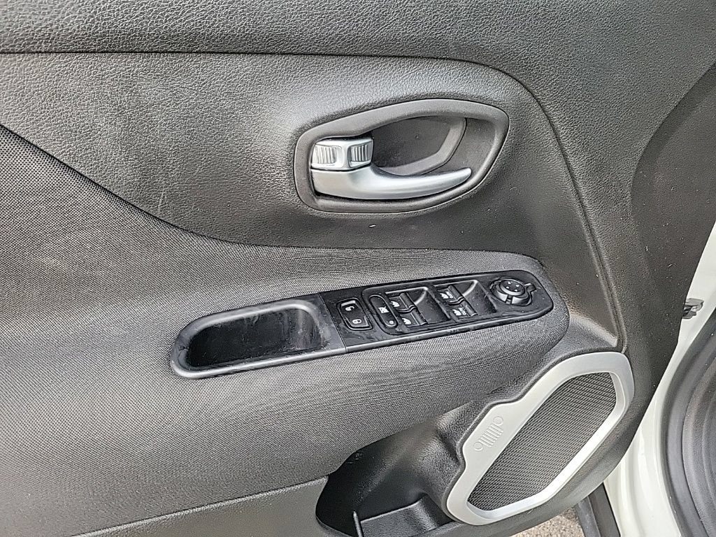 Used 2021 Jeep Renegade Latitude AWD/4WD image 8