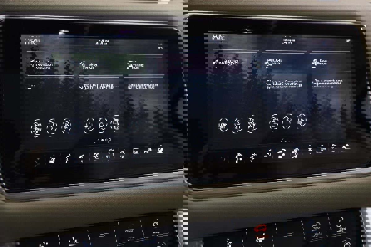 Used 2020 Land Rover Range Rover Sport SE image 34