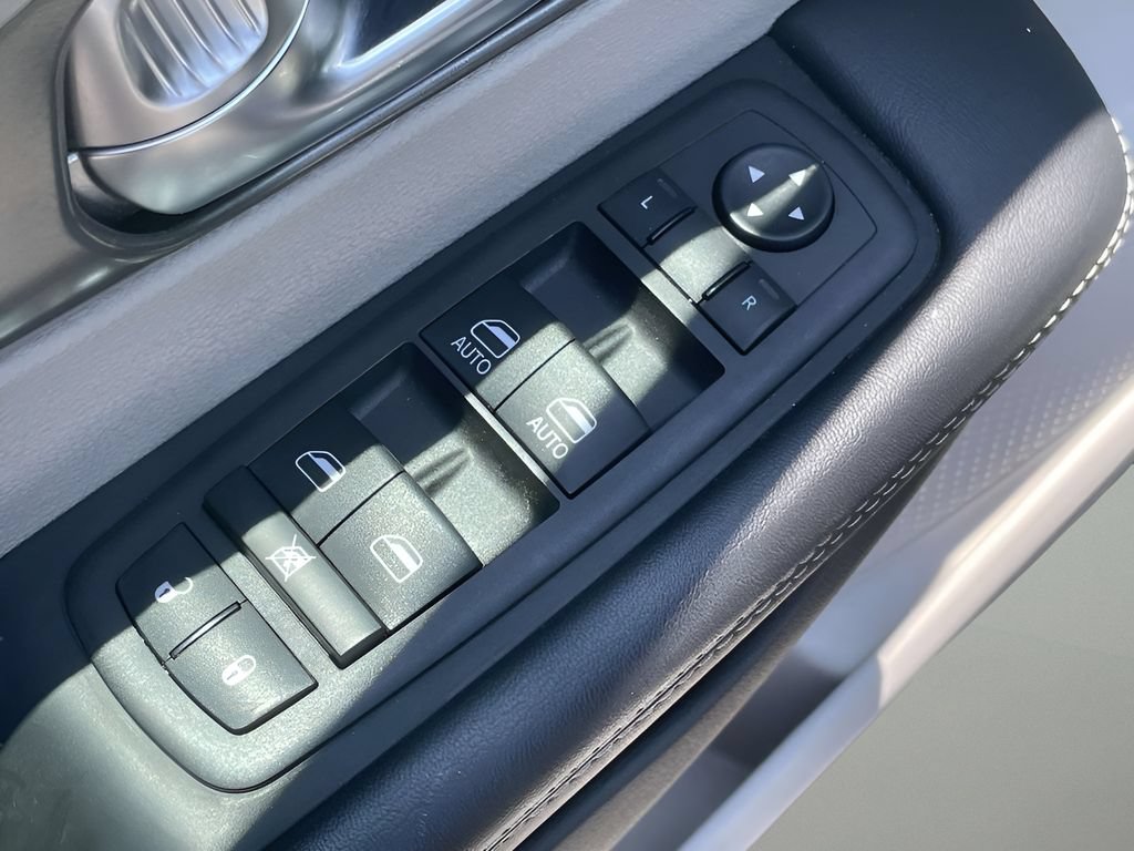 Used 2023 Chrysler Pacifica Touring-L FWD image 15