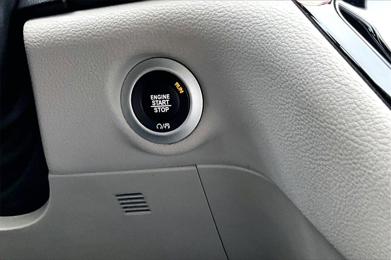 Certified 2024 Chrysler Pacifica Select image 28