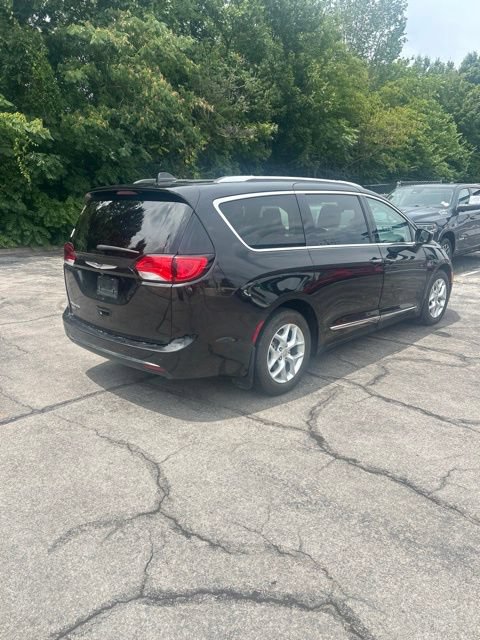 Used 2017 Chrysler Pacifica Touring-L Plus w/ Advanced Safetytec Group FWD image 7
