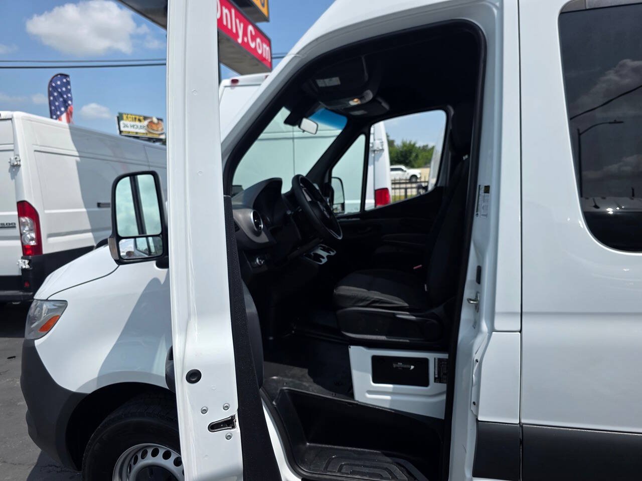 Used 2025 Mercedes-Benz Sprinter 2500 image 16