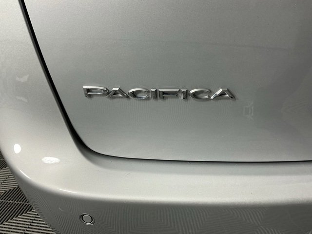 Used 2024 Chrysler Pacifica Touring-L image 19