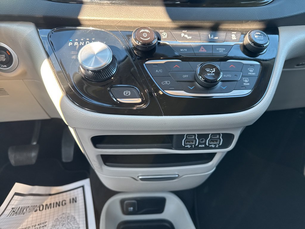 Used 2024 Chrysler Pacifica Touring-L FWD image 18
