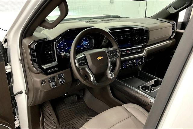 Used 2025 Chevrolet Silverado 2500 LTZ w/ LTZ Convenience Package AWD/4WD image 16