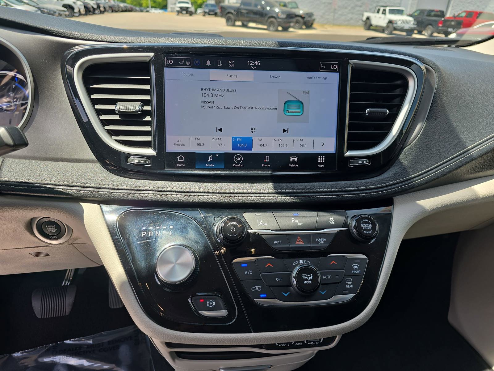 Used 2023 Chrysler Pacifica Touring-L FWD image 24