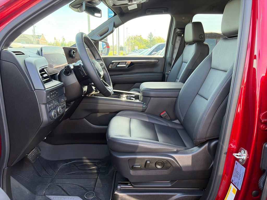 Used 2025 Chevrolet Suburban LT w/ Comfort Package AWD/4WD image 17