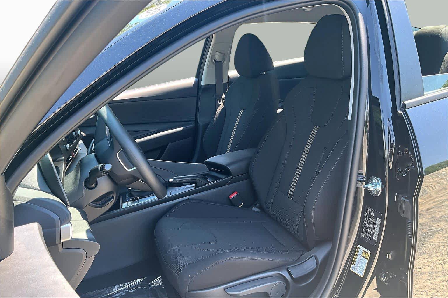 Used 2026 Hyundai Elantra SE FWD image 8