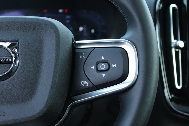 Used 2025 Volvo XC40 B5 Plus image 25