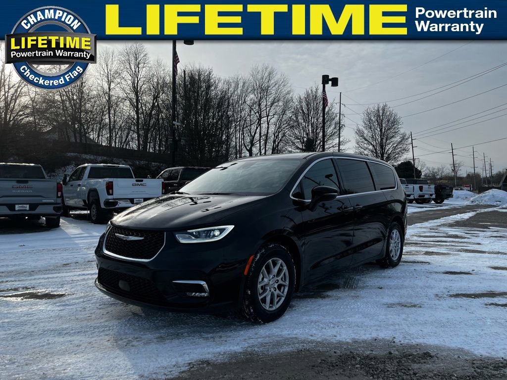 Used 2025 Chrysler Pacifica Select image 2