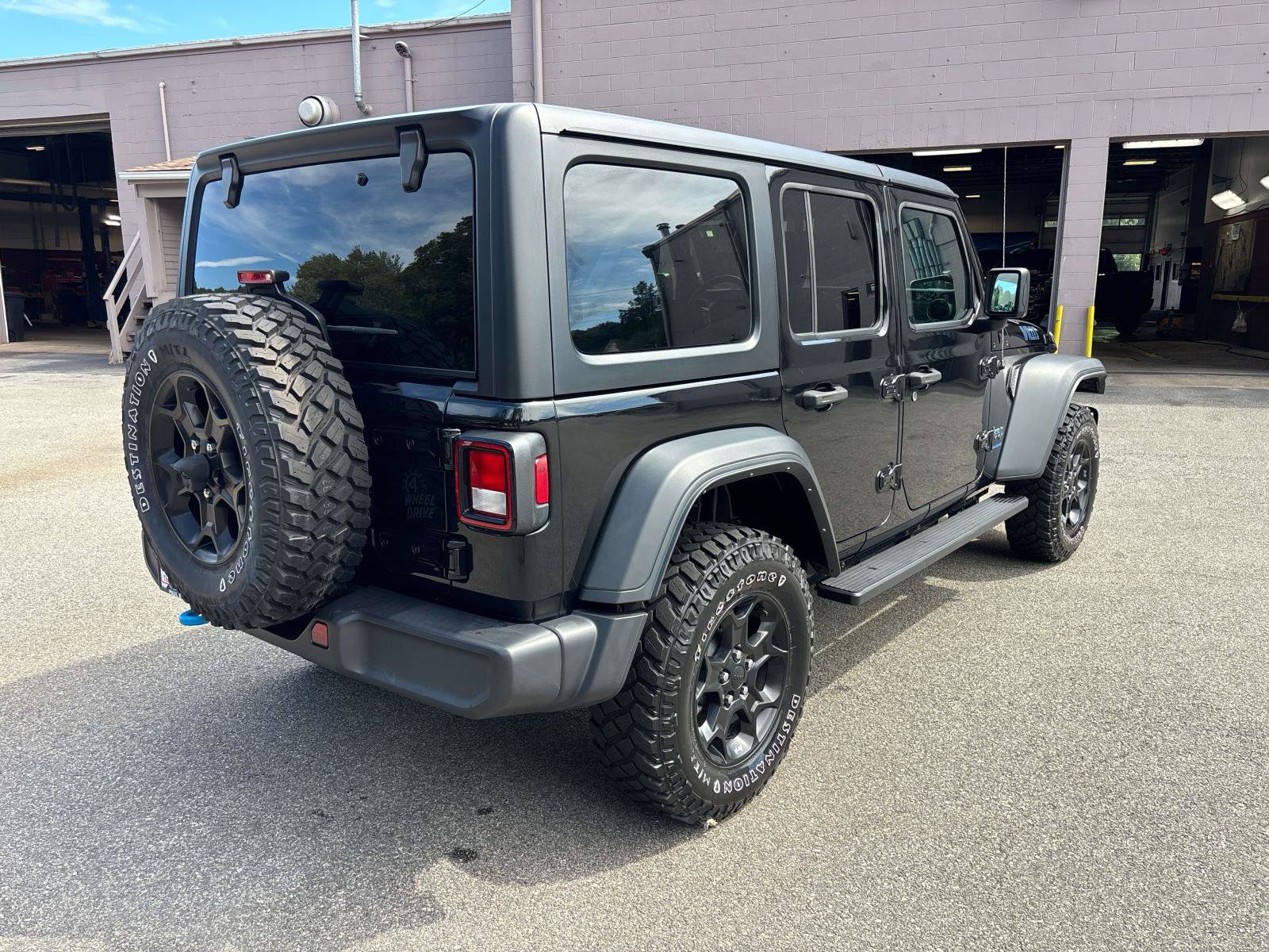 Used 2023 Jeep Wrangler Unlimited w/ Cold Weather Group AWD/4WD image 6