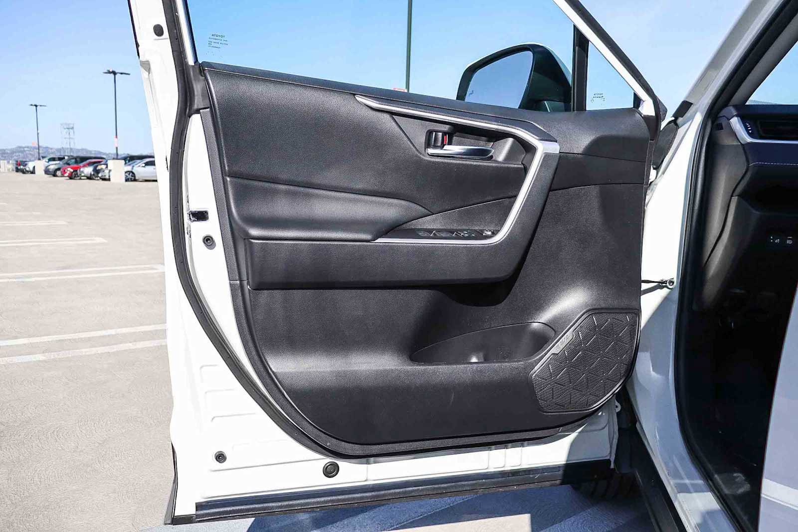 Used 2022 Toyota RAV4 XLE image 29