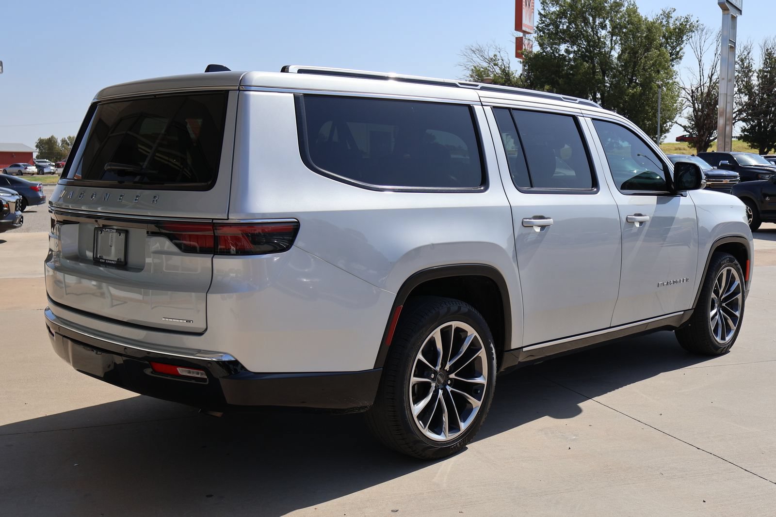 Used 2024 Jeep Wagoneer L Series III w/ Premium Group I AWD/4WD image 6