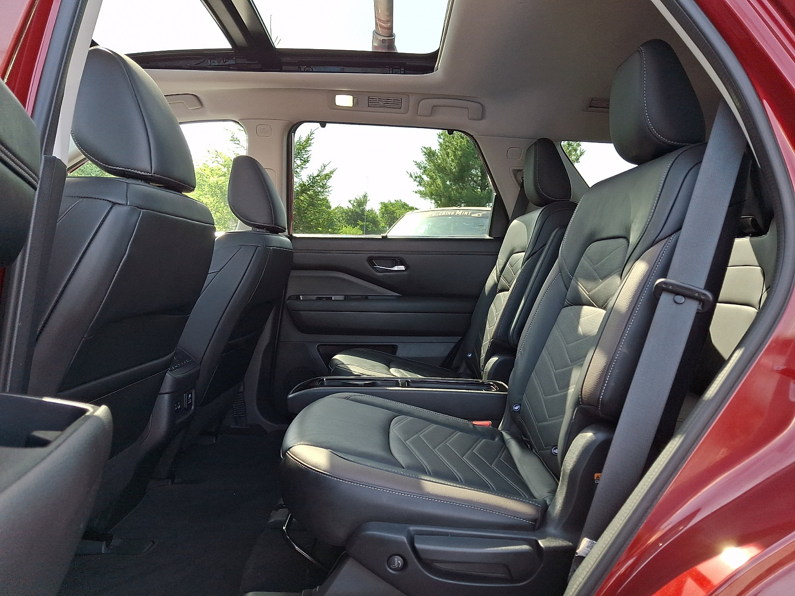 Certified 2022 Nissan Pathfinder Platinum w/ Cargo Package AWD/4WD image 9