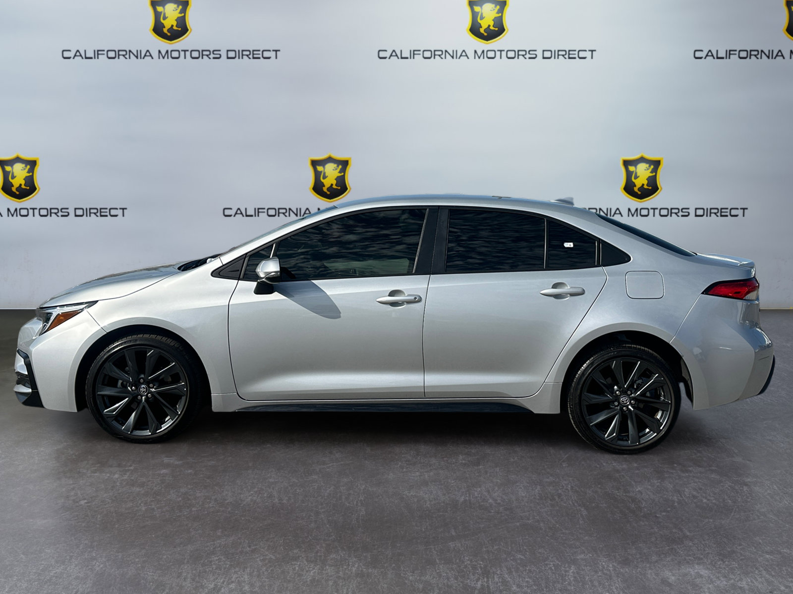 Used 2025 Toyota Corolla SE w/ Convenience Package FWD image 2